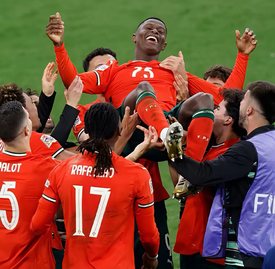 冲刺阶段罗马备战葡超,强势反弹细节曝光,引发热议,身体对抗强度拉满 冲刺阶段罗马备战葡超,强势反弹细节曝光,引发热议,身体对抗强度拉满